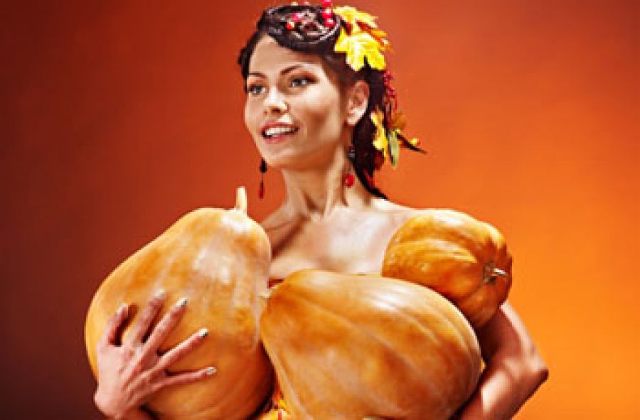 Фото девушки с тыквой демонстрирующей свое тело